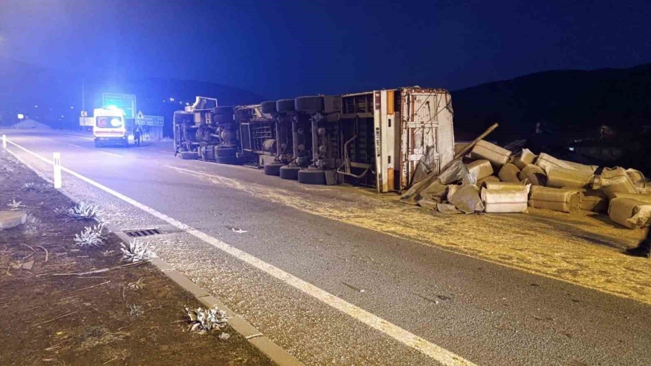 Bingöl’de Saman Yüklü Kamyon Devrildi: Yol Kısa Süreliğine Kapandı