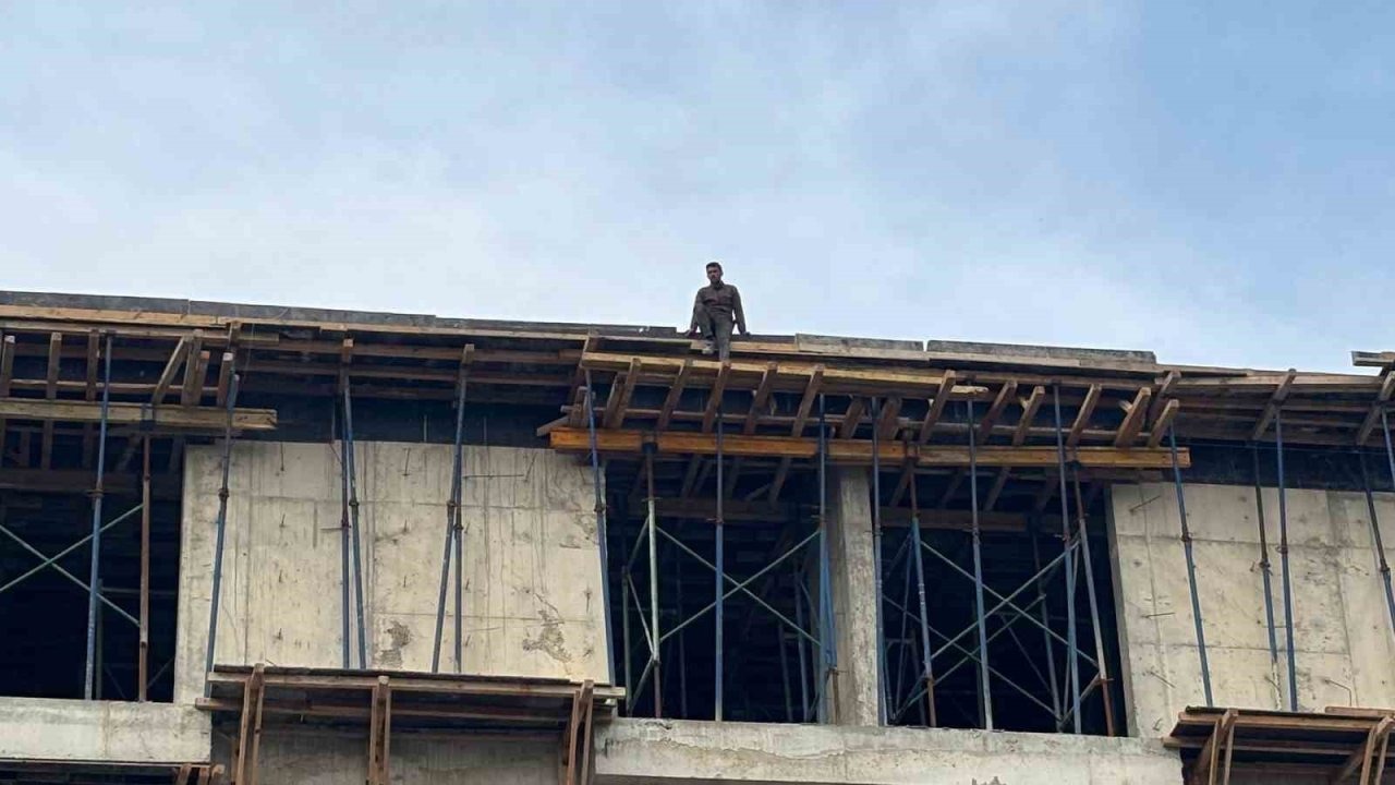 Bolu&#039;da Maaşını Alamayan İşçilerden İnşaat Çatısında Eylem