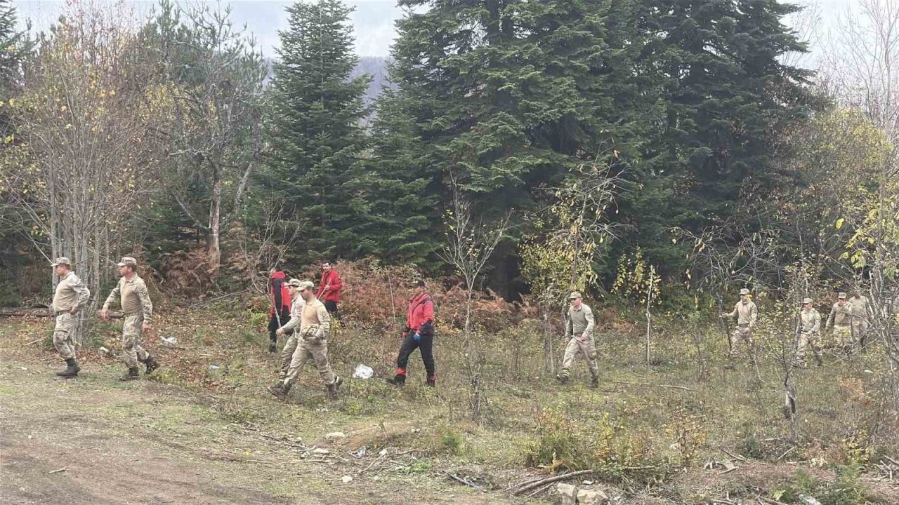 Bozkurt’ta Kayıp Anne-Oğul Soruşturması: Çanta ve Ayakkabı Bulundu, Telefon Hala Kayıp