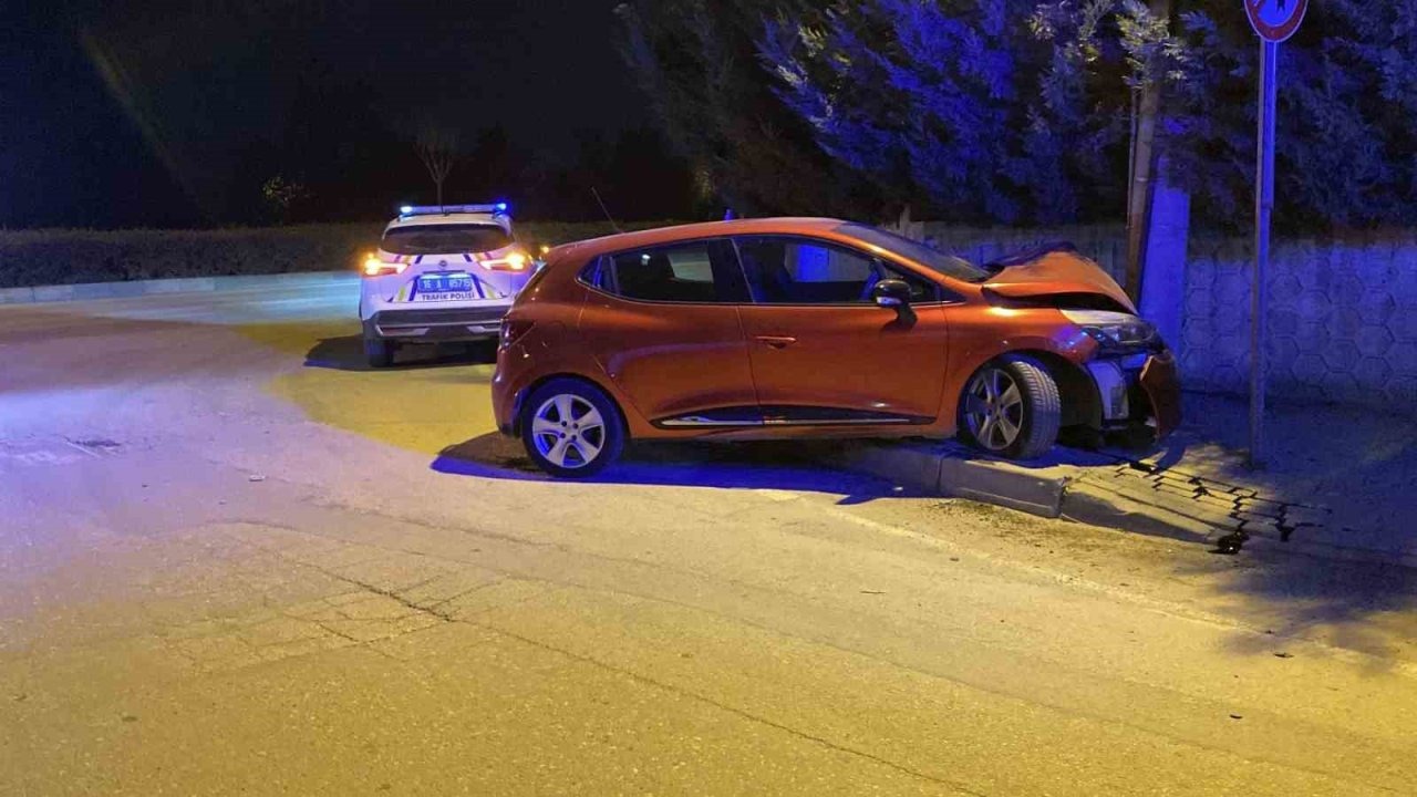 Bursa İnegöl'de Otomobil Direğe Çarptı, 1 Kişi Yaralandı