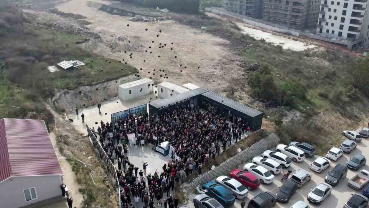 Bursa&#039;da Konut Krizi: Atış Yapı Mağduru 3.500 Aile Şantiye Önünde Eylem Yaptı!