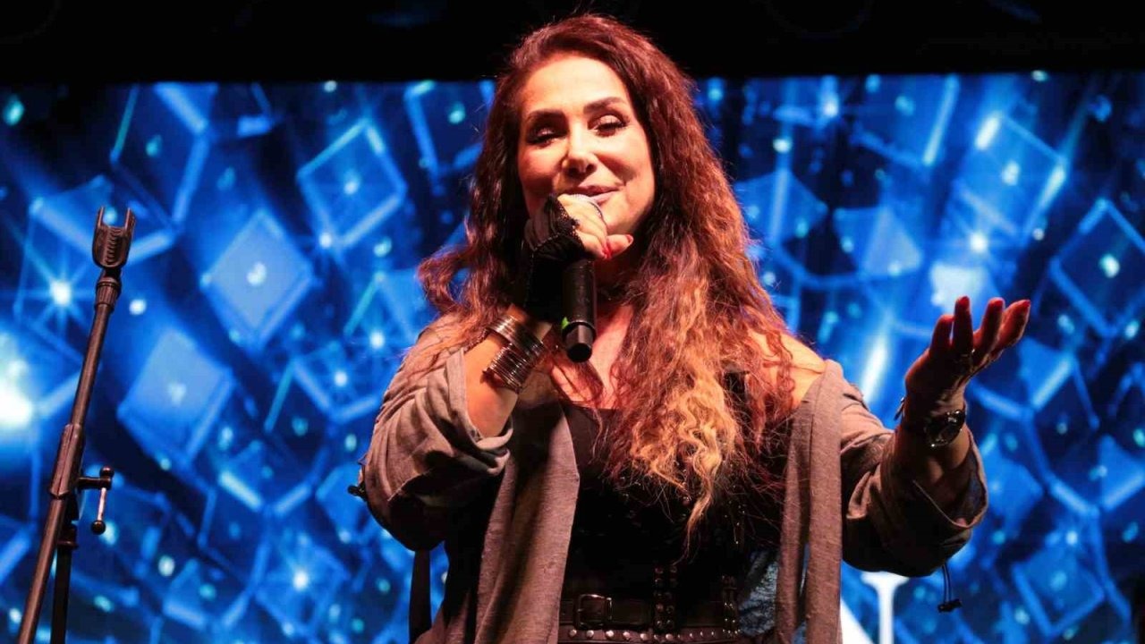 Cizre Kitap Fuarı'nda Rojin Konseri Coşkulu Anlar Yaşattı