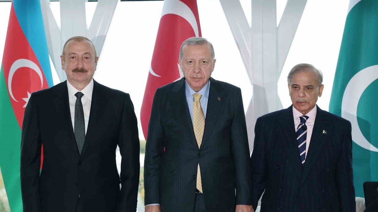 Cumhurbaşkanı Erdoğan Bakü&#039;de Önemli Üçlü Zirvede: Azerbaycan ve Pakistan Liderleriyle Bir Araya Geldi