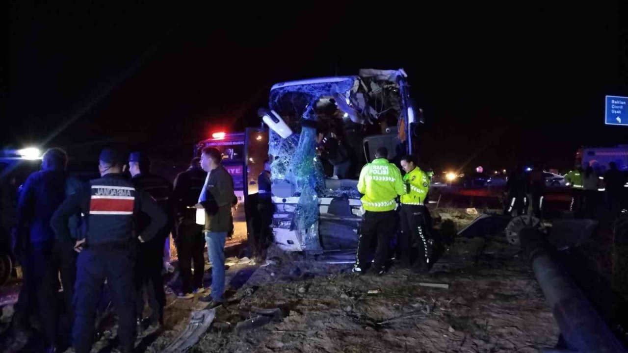 Denizli&#039;de Korkunç Kaza: Otobüs ve Minibüs Çarpıştı, 1 Ölü, 13 Yaralı