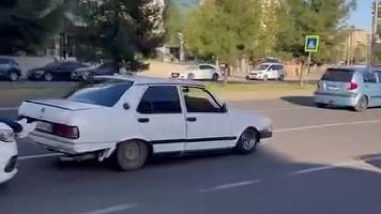 Diyarbakır’da Akıl Almaz Görüntü: Kaput Üzerine Oturup Aracı Ayakla İtti