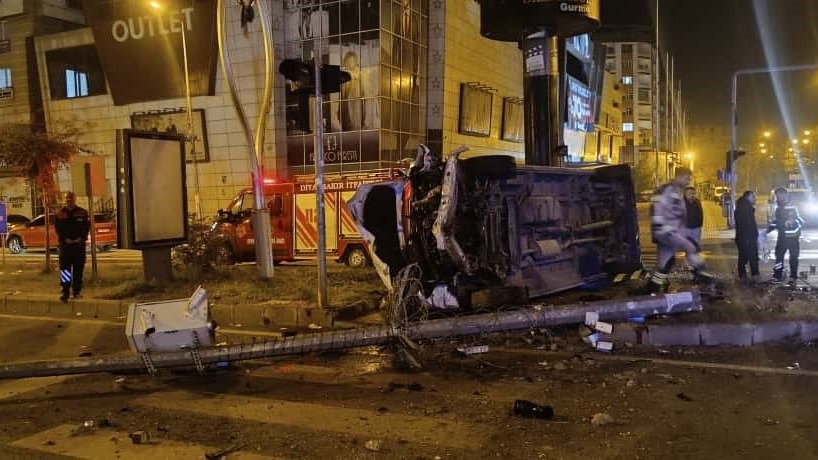 Diyarbakır’da Minibüs Devrildi: 4 Kişi Yaralandı, 1&#039;i Ağır
