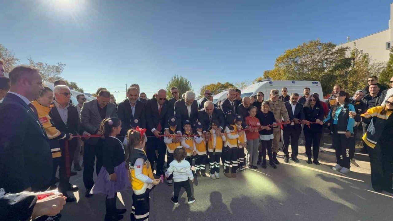 Diyarbakır’da Sağlık Yatırımları Hız Kesmiyor: 15 Yeni Ambulans ve Çok Sayıda Sağlık Kuruluşu Hizmete Alındı