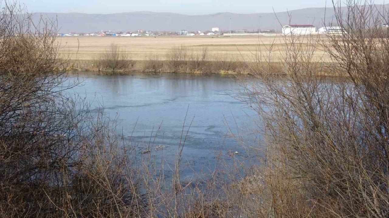 Doğu&#039;da Dondurucu Soğuklar: Kura Nehri&#039;nin Yüzeyi Buz Tuttu