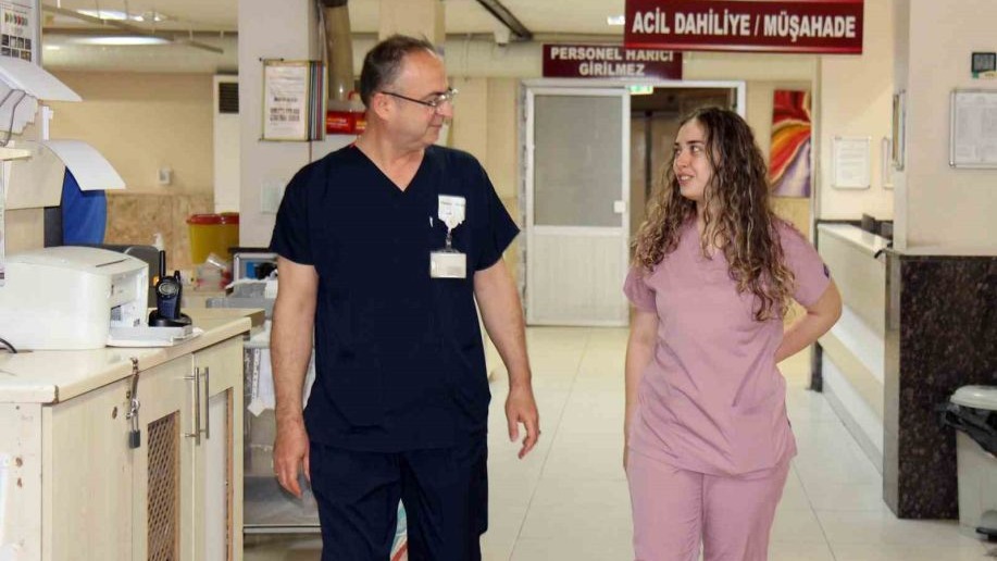 Doktor baba kız birlikte şifa dağıtıyor