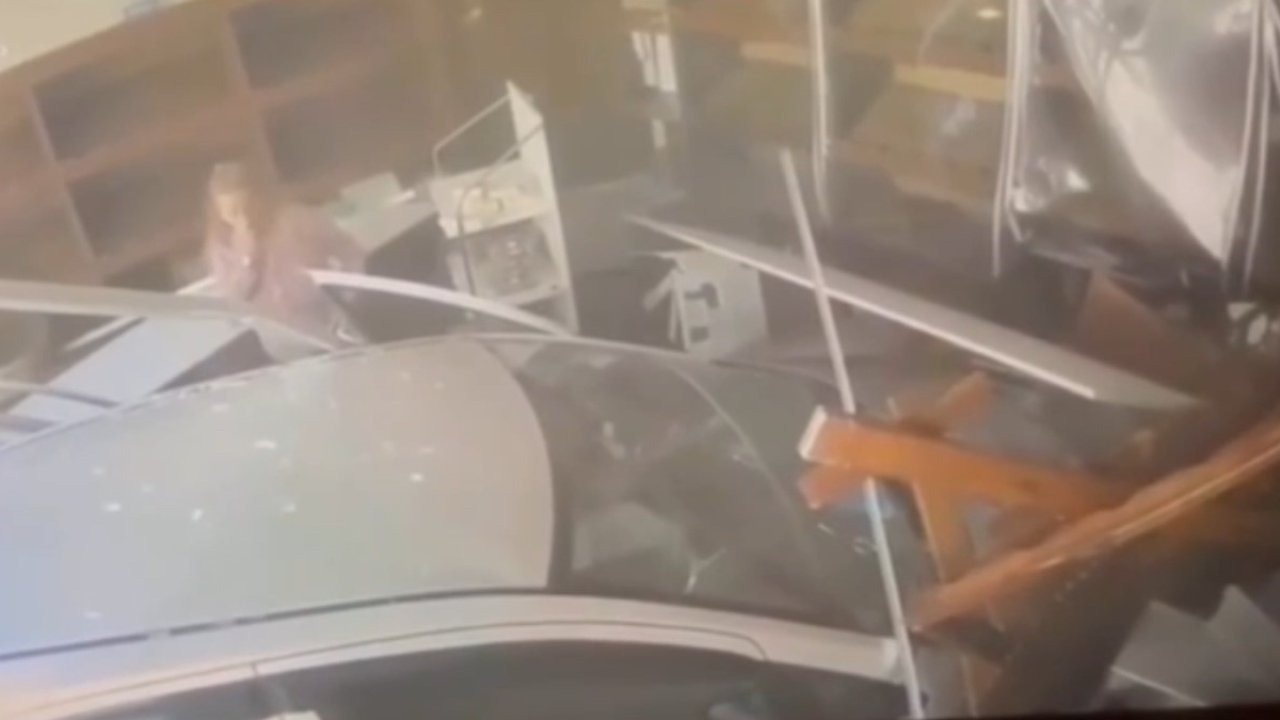 Edirne’de Otomobil Ekmek Fırınına Daldı! 4 Yaralı, Kaza Anı Kamerada