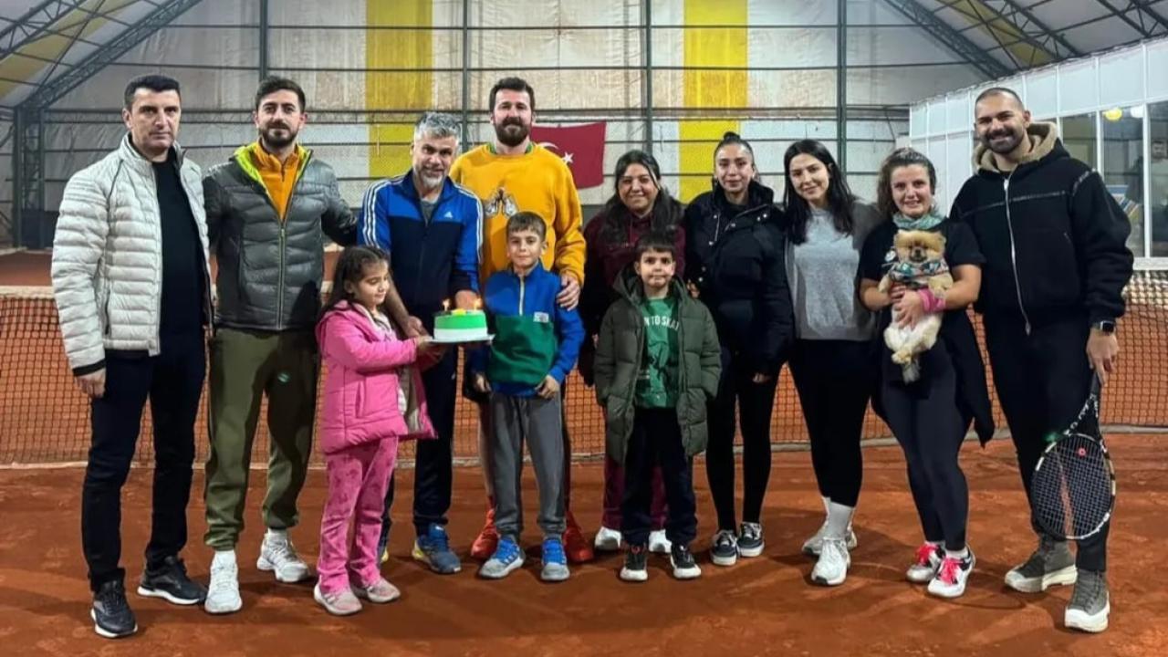 Efe Tenis Akademisinde Şampiyon Öğrenciye Sürpriz Kutlama