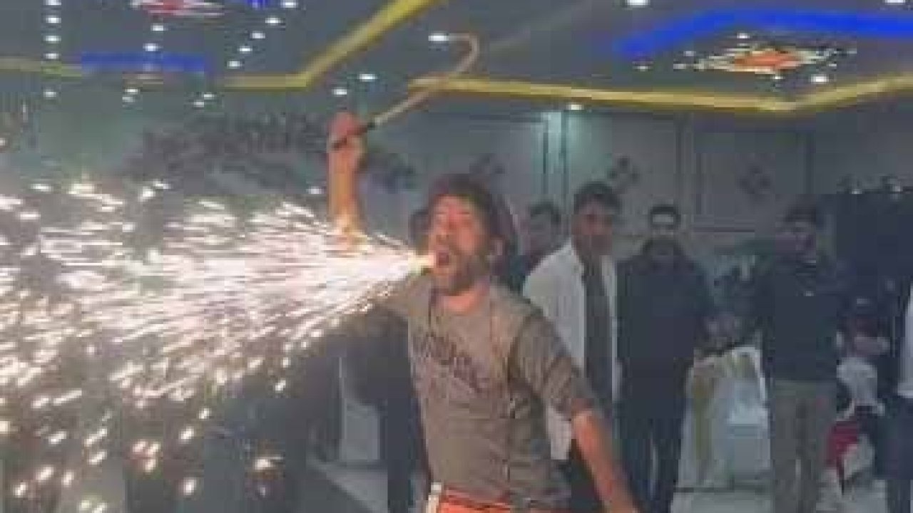 Elazığ Düğünlerinin Gözdesi: &#039;Kosovalı Mami Can&#039; Renkli Davul Şovlarıyla Düğünlere Coşku Katıyor