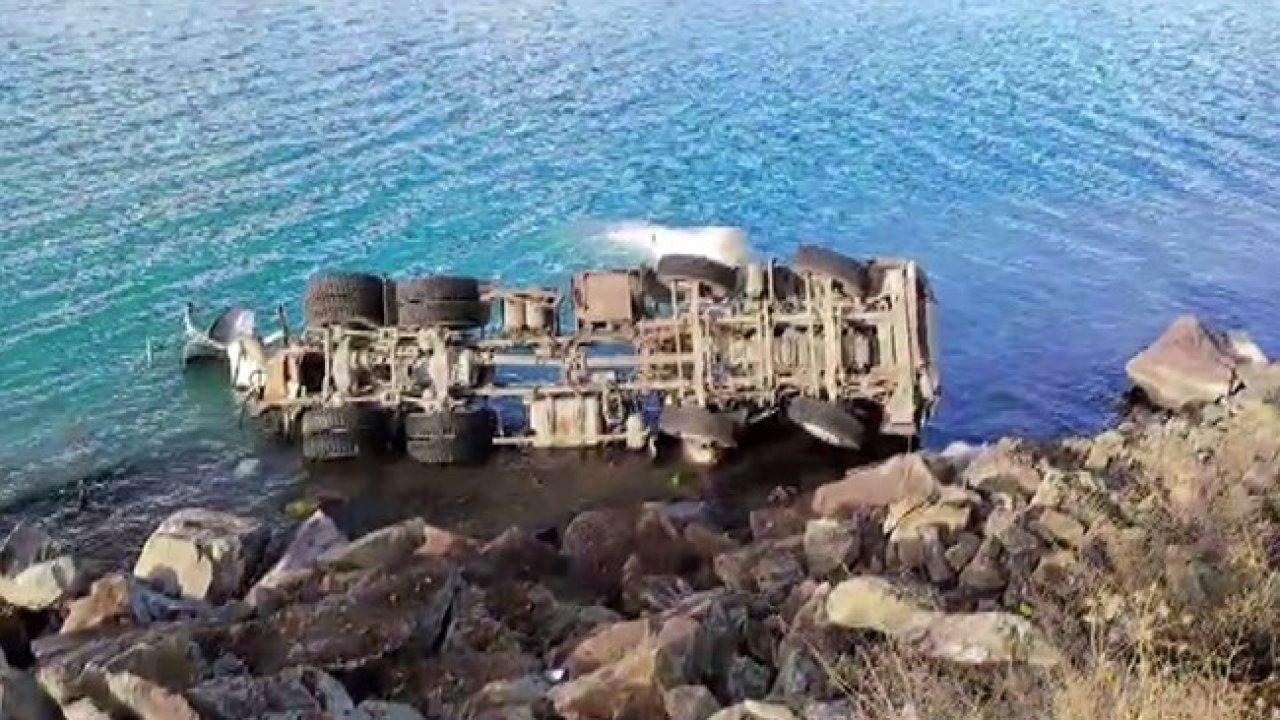 Elazığ&#039;da Beton Mikseri Hazar Gölü&#039;ne Uçtu: Sürücü Araçta Sıkıştı