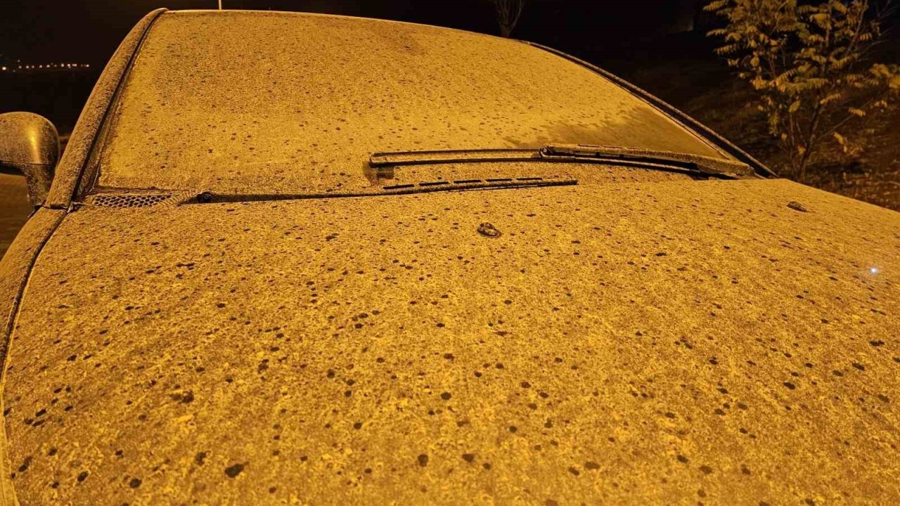 Elazığ’da Çamur Yağdı: Toz Taşınımı ve Yağış Birleşti, Araçlar Çamurla Kaplandı