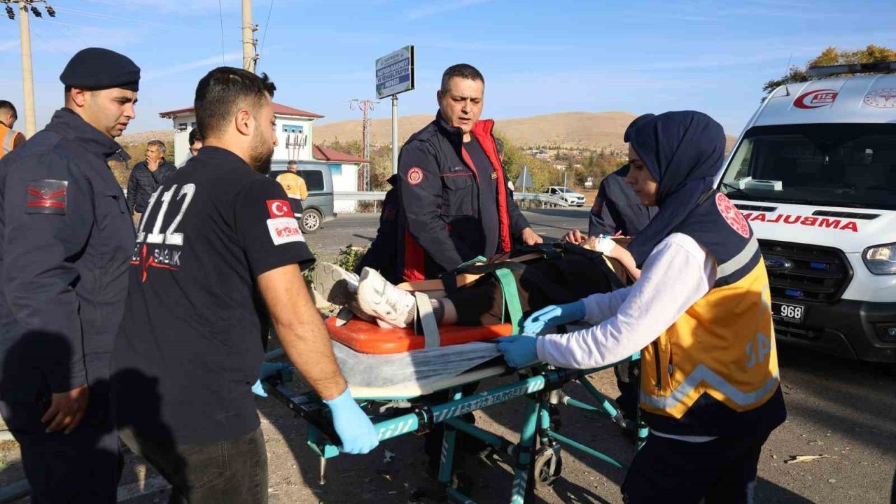 Elazığ&#039;da Feci Trafik Kazası: 1&#039;i Bebek, 1&#039;i Çocuk Olmak Üzere Toplam 6 Yaralı
