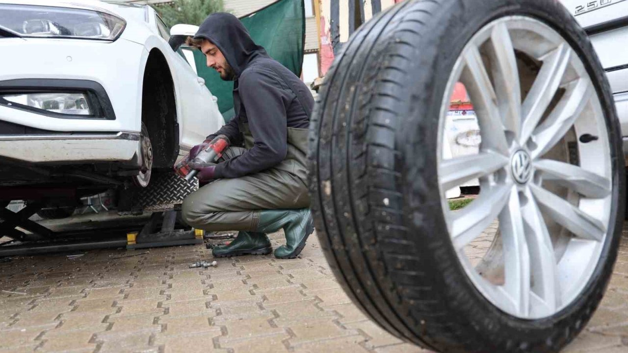 Elazığ’da Kış Lastiği Mesaisi: Ticari Araç Sahipleri Son Saatte Kuyruk Oluşturdu