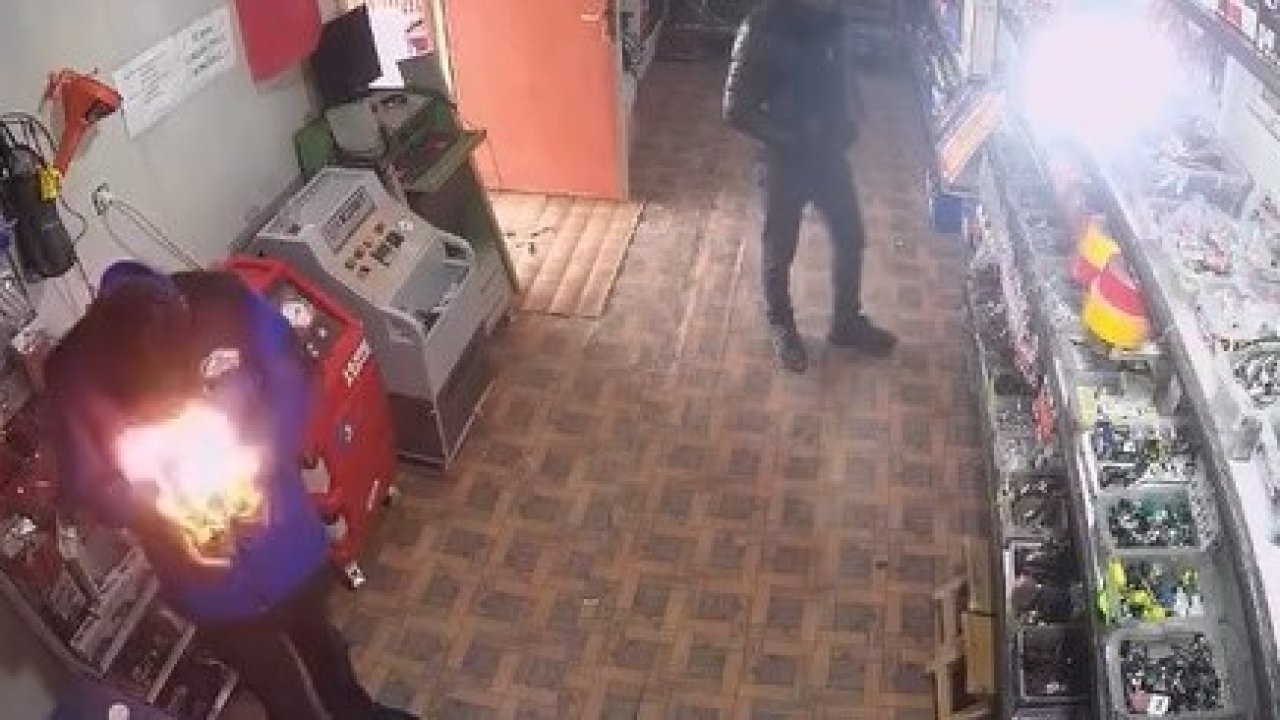 Elazığ&#039;da Korkutan Anlar: Yapıştırıcı Sprey Alev Aldı, İşçinin Yüzü Yandı