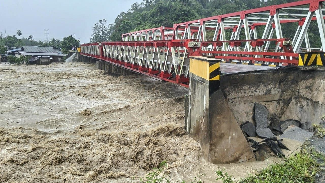 Endonezya’da Sel ve Toprak Kayıpları Artıyor: Can Kaybı 49’a Yükseldi