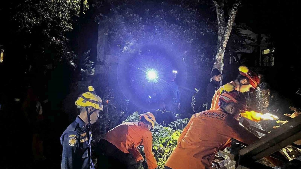 Endonezya&#039;da Toprak Kayması Faciası: 6 Ölü, 17 Kayıp