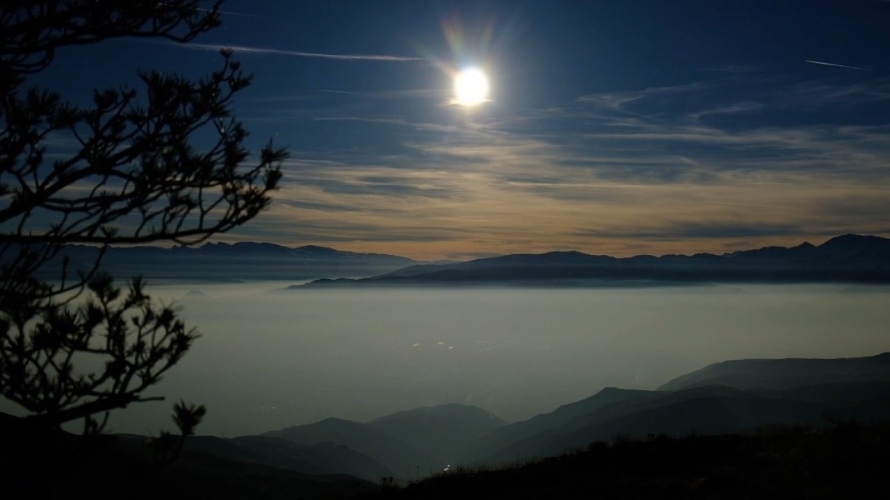 Erzincan Ovası Yoğun Sisle Beyaz Bir Denize Dönüştü