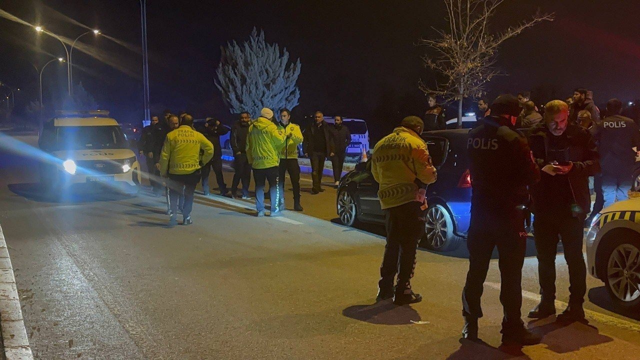 Erzincan&#039;da Alkollü Sürücünün Yarım Saatlik Kaçışı 3 Polis Aracına Çarparak Son Buldu