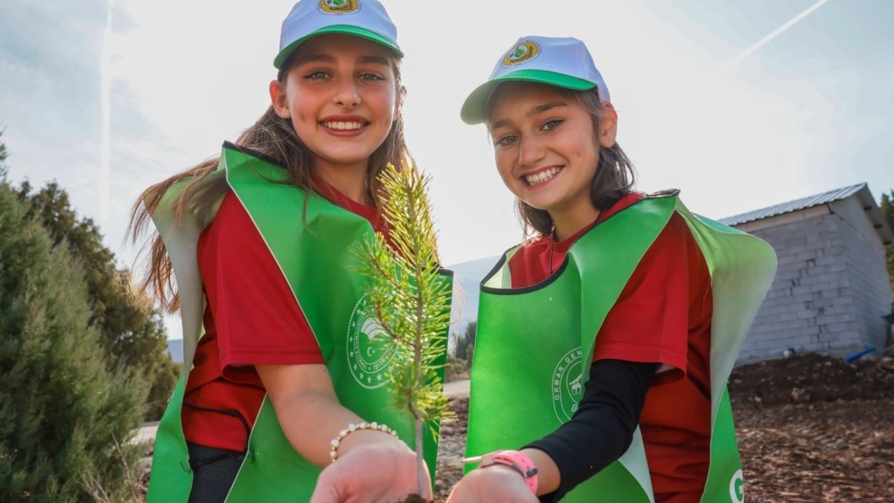 Erzincan&#039;da Milli Ağaçlandırma Günü Coşkusu: Binlerce Fidan Toprakla Buluştu