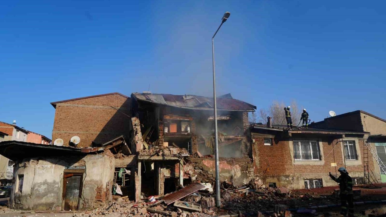 Erzurum&#039;da Doğalgaz Patlaması: İki Ev Yıkıldı, Bir Yaralı