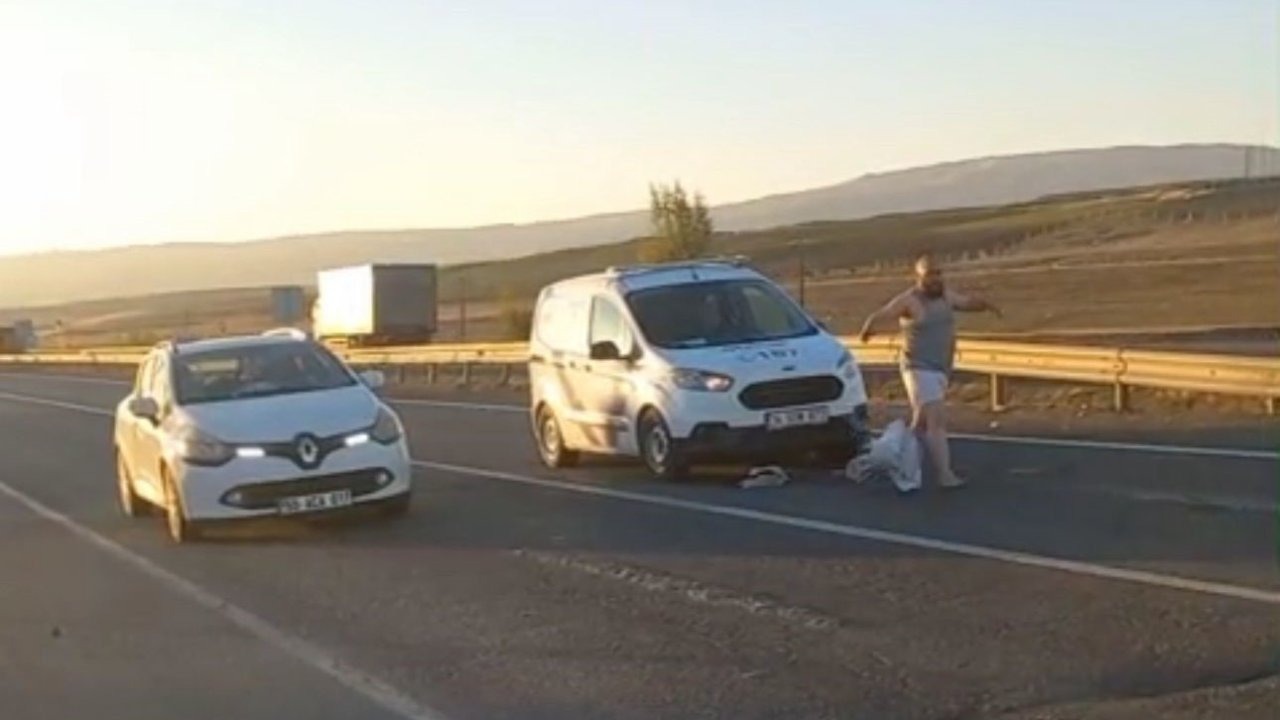 Erzurum’da Şaşkınlık Veren Olay: Kırmızı Işıkta Bekleyen Araçların Üzerine Atladı