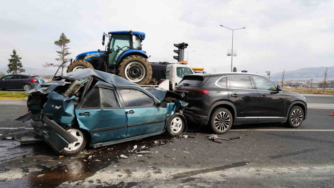 Erzurum’da Zincirleme Kaza: Freni Boşalan Kamyon Otomobili Hurdaya Çevirdi, 2 Yaralı!