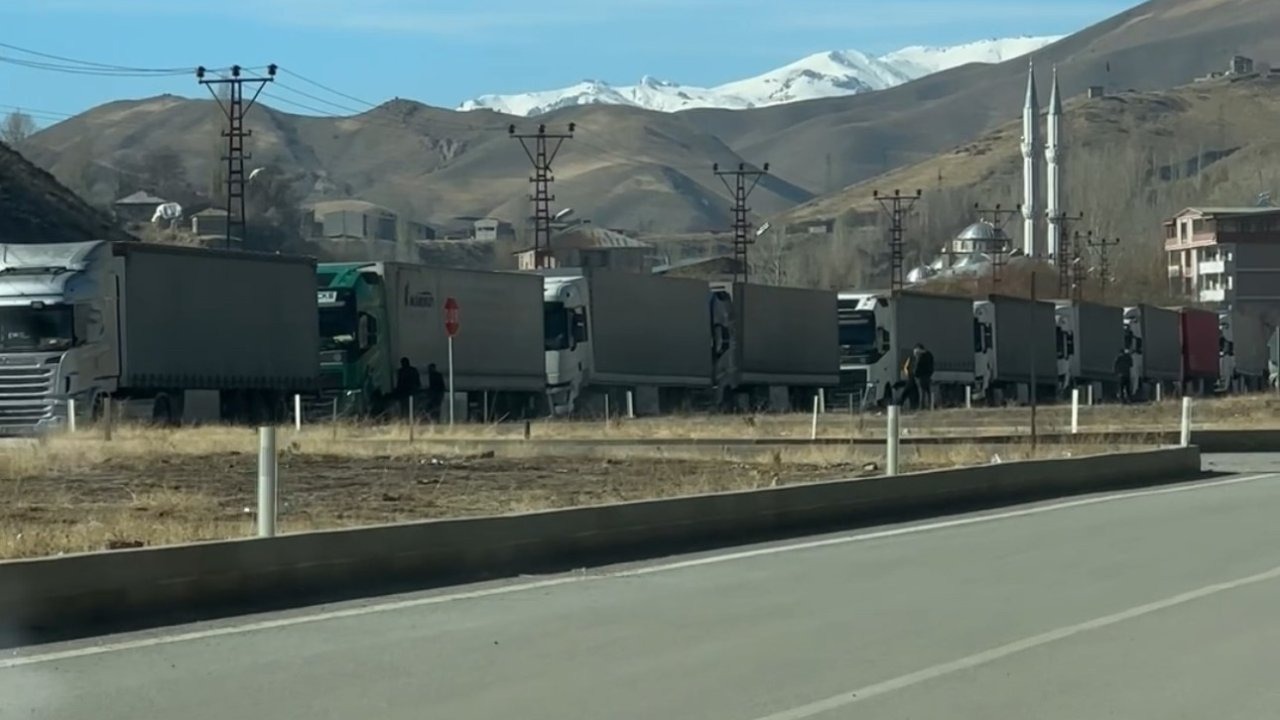 Esendere Gümrük Kapısı’nda 2 Kilometrelik Tır Kuyruğu