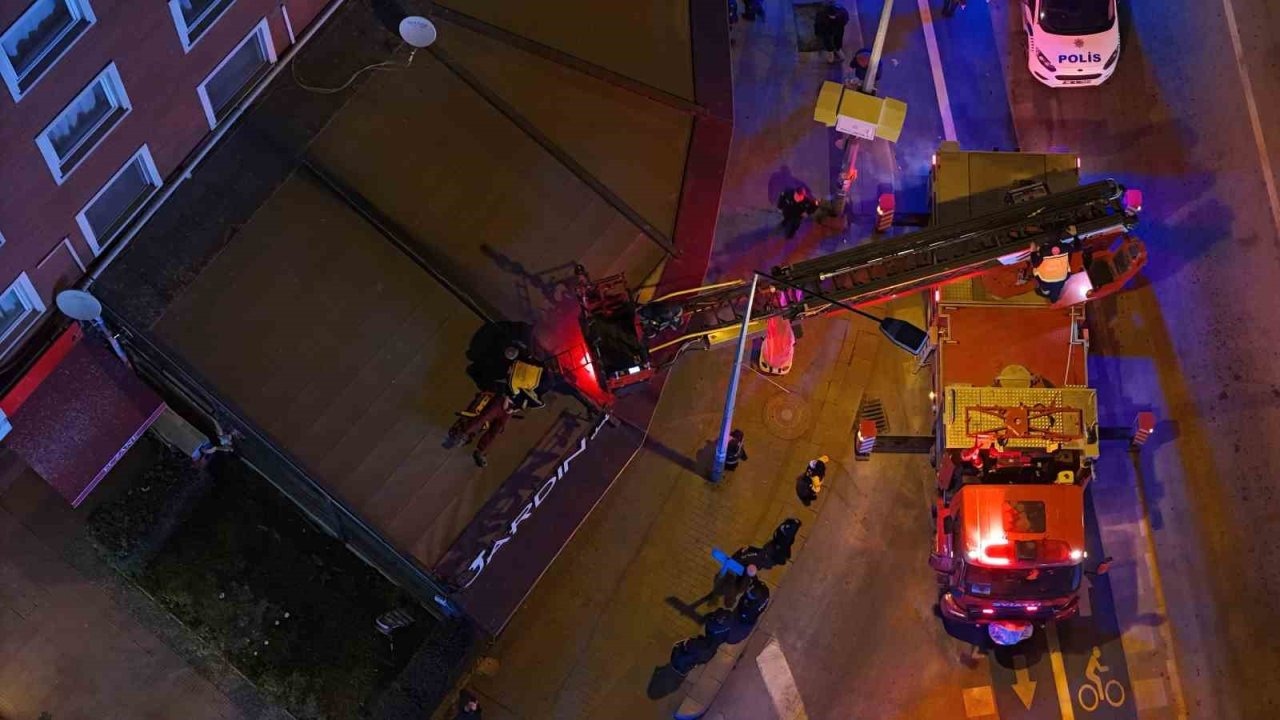 Eskişehir’de Olay: 8 Katlı Apartmandan Kafenin Tentesine Düşen Alkollü Şahıs İtfaiye ile Kurtarıldı