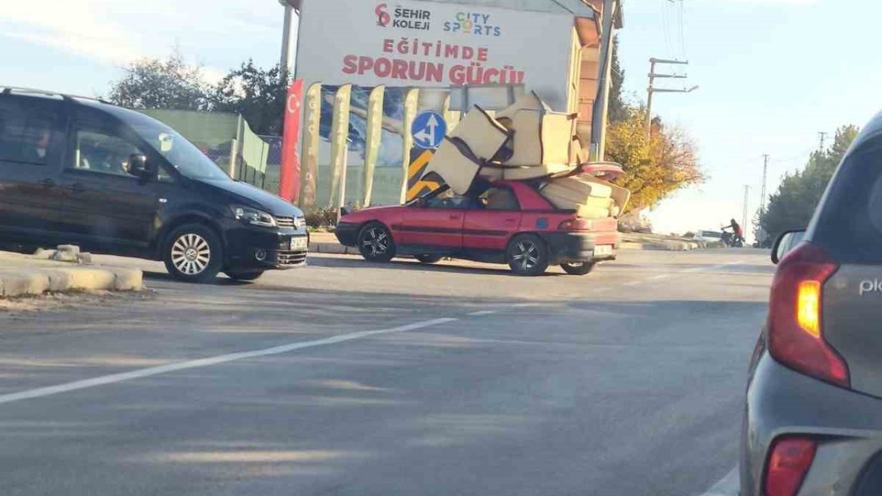 Eskişehir&#039;de Şaşırtan Görüntü: Otomobil Üzerinde Koltuk Takımıyla Tehlikeli Sürüş