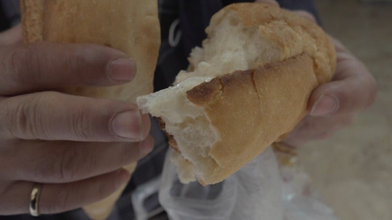 Eskişehir&#039;de Şok Eden Görüntü: Fırından Alınan Ekmeğin İçinden Plastik Parçası Çıktı