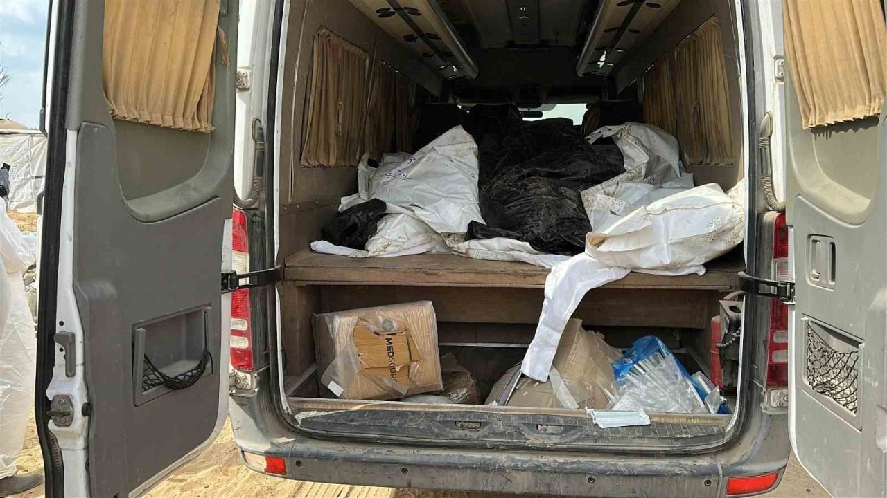 Gazze’de Kimliği Tespit Edilemeyen 30 Filistinli Toplu Olarak Defnedildi