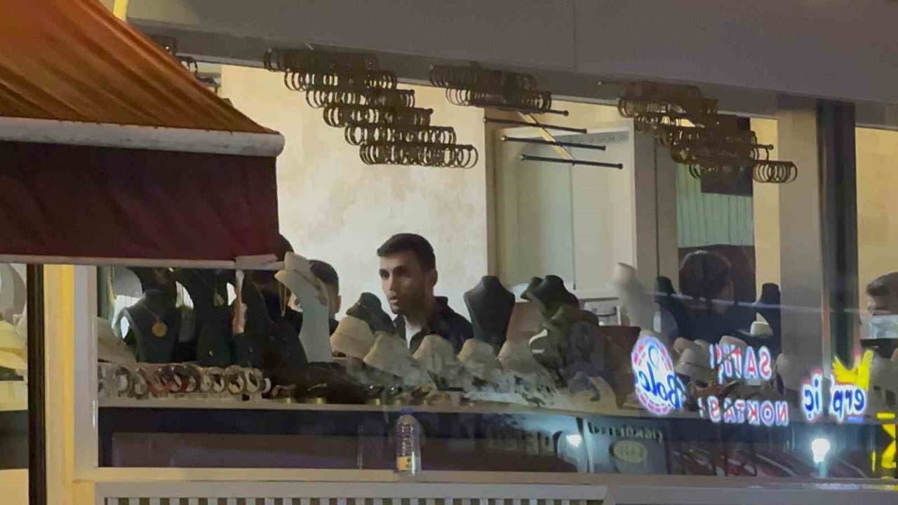 Gebze&#039;de Bina Çökmesi Sonrası Yeni Alarm: Kolon Çatlağı Nedeniyle 16 Bina Tahliye Edildi