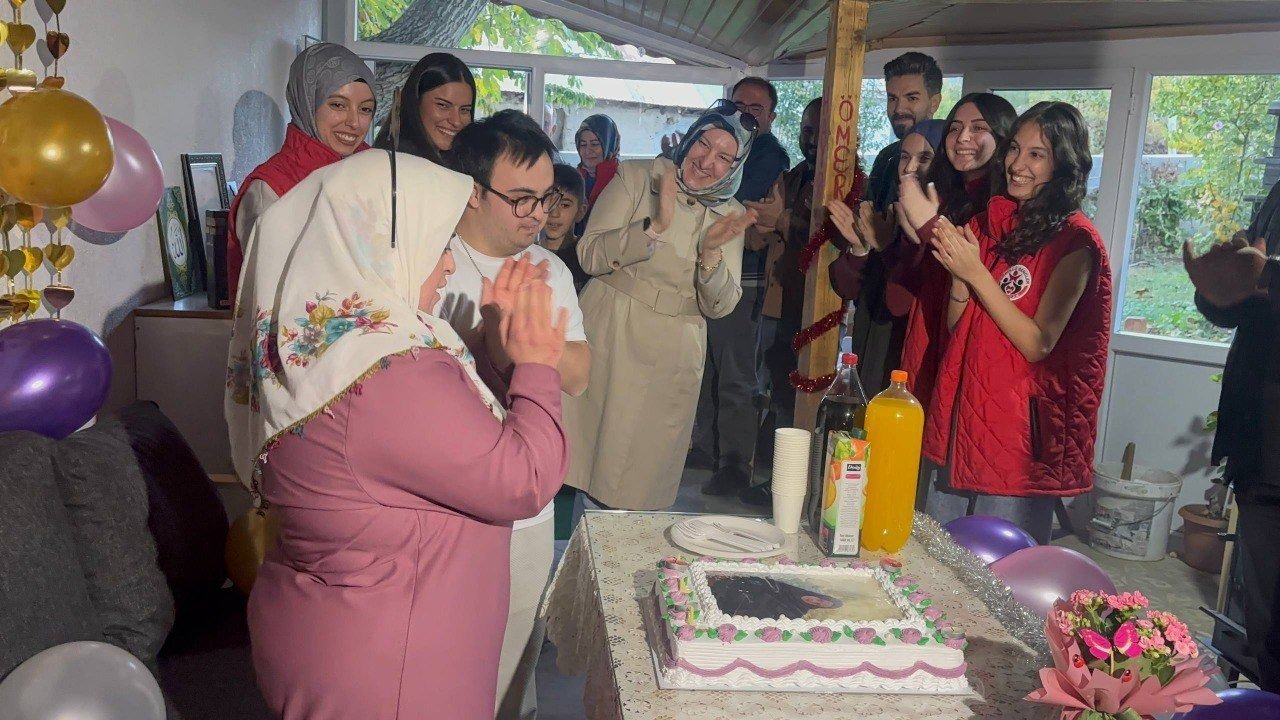 Gönüllü Gençler, Down Sendromlu Kardeşlere Unutulmaz Doğum Günü Kutlaması Yaptı!