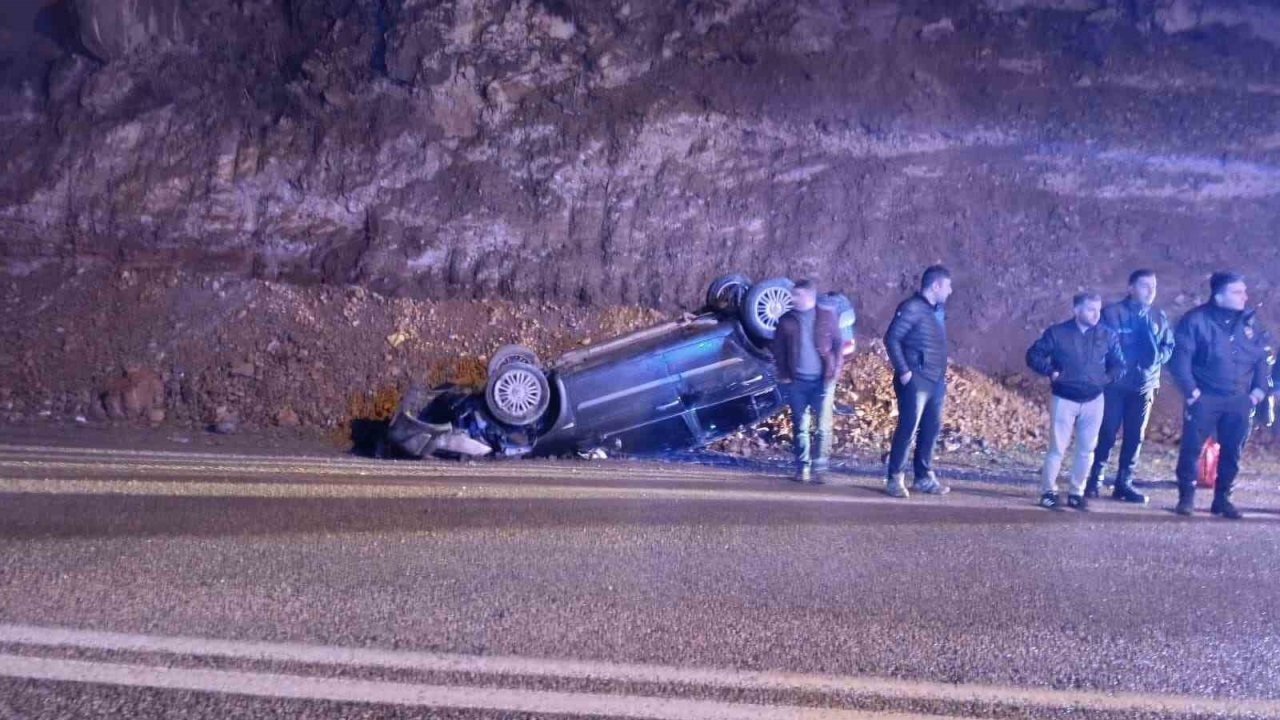 Gümüşhane’de Ters Dönen Otomobil: Kayalara Çarpmamak İçin Manevra Yaptı, 2 Yaralı