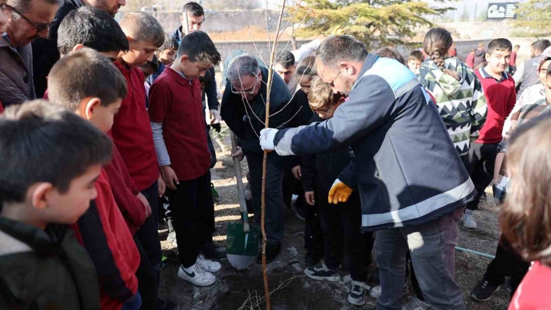 Hacılar el ele vererek geleceğe nefes oluyor
