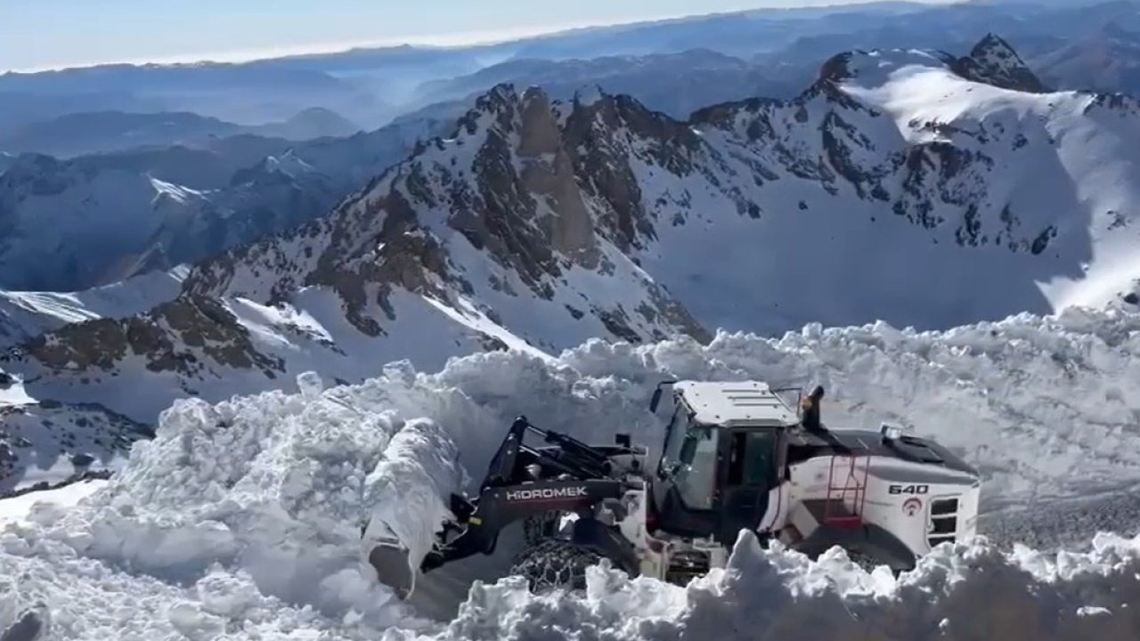 Hakkari İl Özel İdaresi ekiHakkari’de Üs Bölgesi Yolları Karlarla Mücadeleyle Açılıyor: 18 Yol Ulaşıma Açıldı
