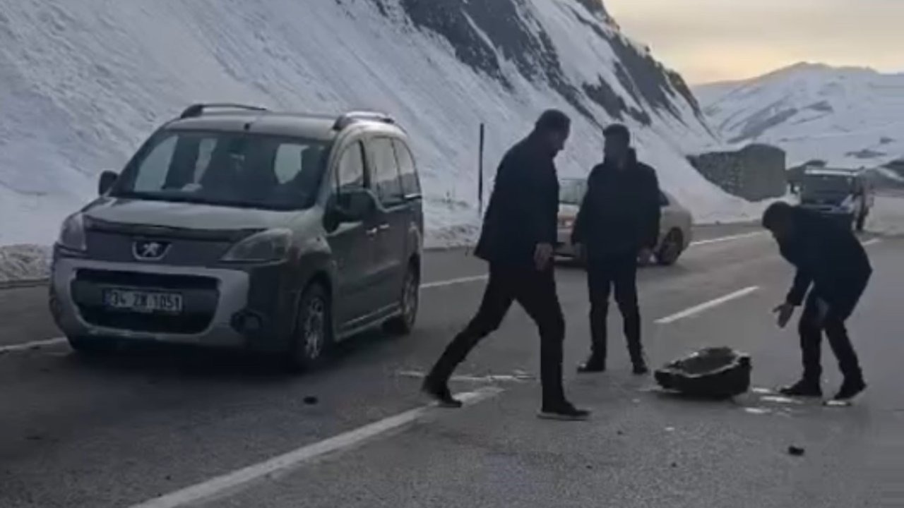 Hakkari Yüksekova&#039;da Karayoluna Düşen Kaya Parçaları Paniğe Neden Oldu, Sürücüler El Birliğiyle Yolu Açtı