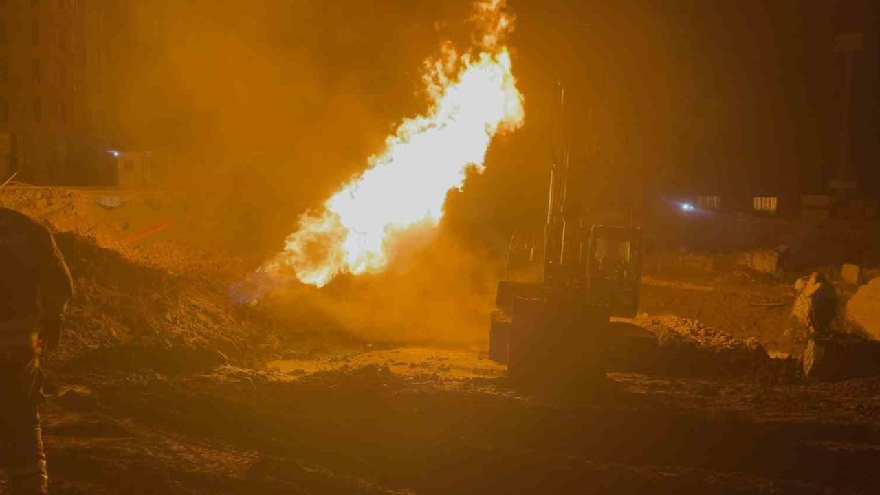 Hatay Defne&#039;de Doğal Gaz Borusu Patladı: 2 İşçi Yaralandı, İş Makinesi Yandı