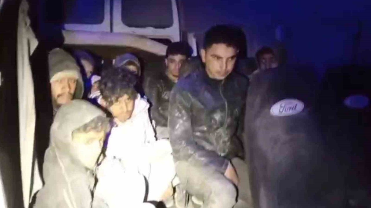 Hatay&#039;da Göçmen Kaçakçılığı Operasyonu: Minibüste 10 Kaçak Göçmen Yakalandı