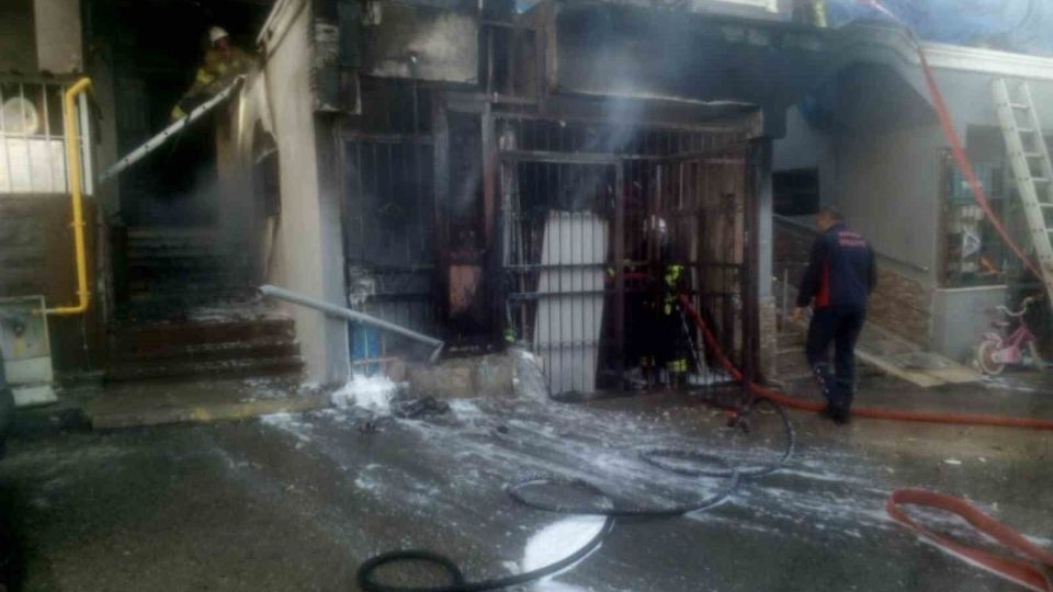 Hatay’da İş Yeri Yangını Üst Kata Sıçradı: Ev ve İş Yeri Kullanılamaz Halde