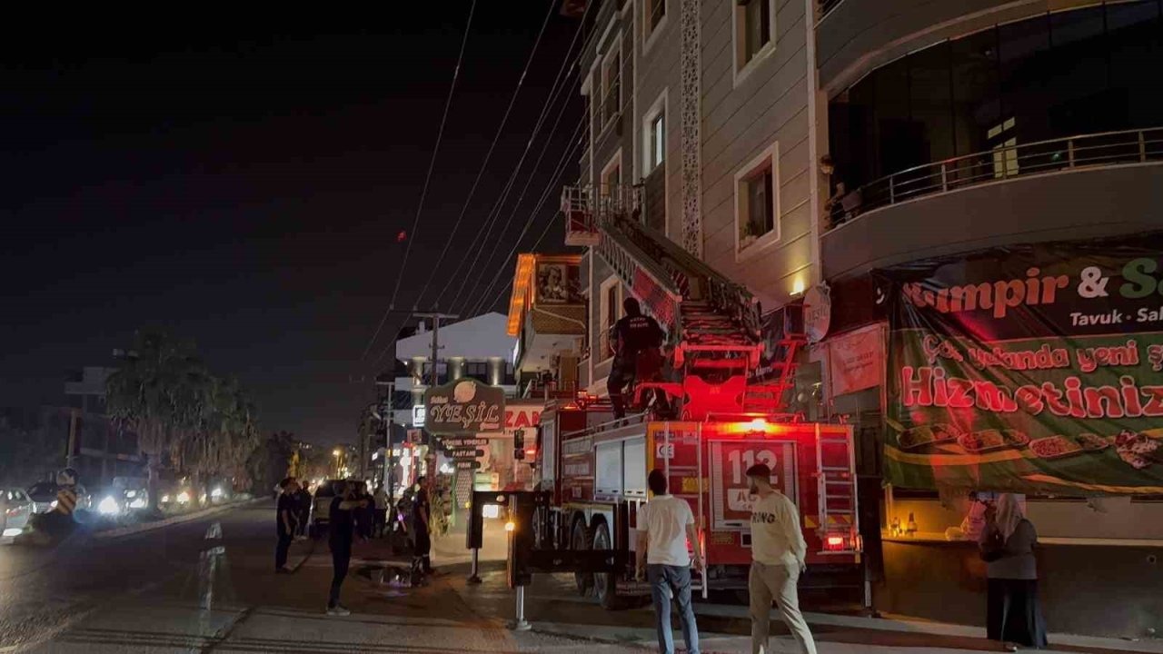Hatay&#039;da Mahsur Kalan 1 Yaşındaki Bebek İtfaiye Operasyonuyla Kurtarıldı
