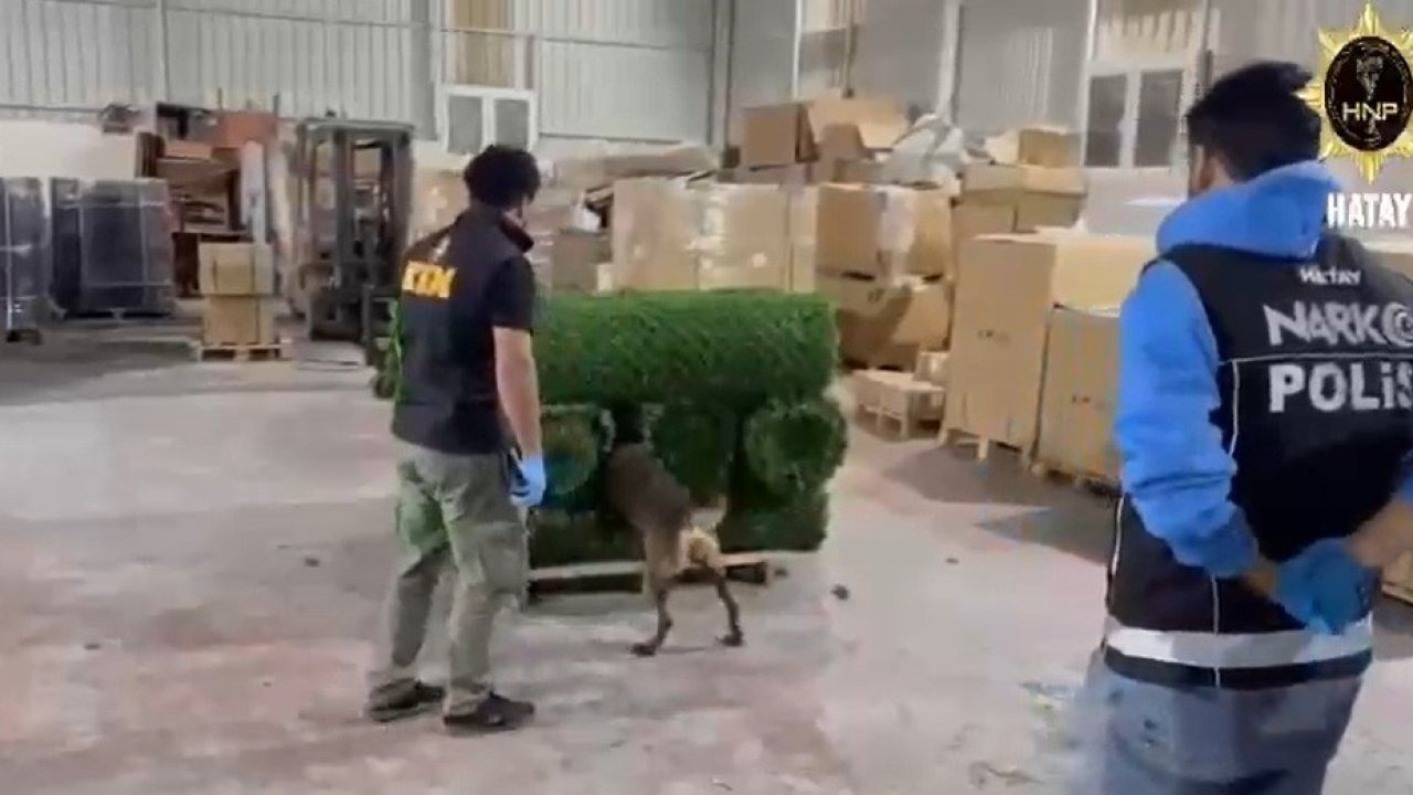 Hatay&#039;da Şaşırtan Uyuşturucu Operasyonu: Yapay Çimlere Gizlenmiş 306 Bin Hap Ele Geçirildi