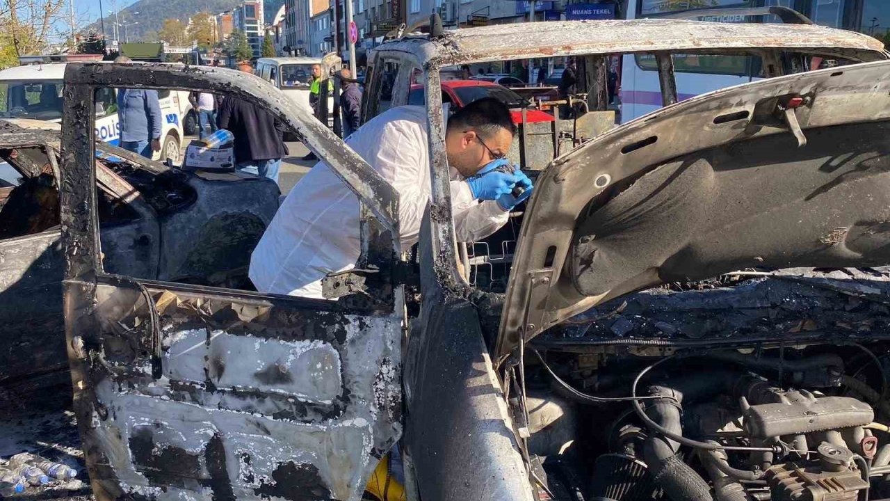 Hopa’da Yol Kenarında Korkutan Yangın: Minibüs ve Otomobil Tamamen Yandı