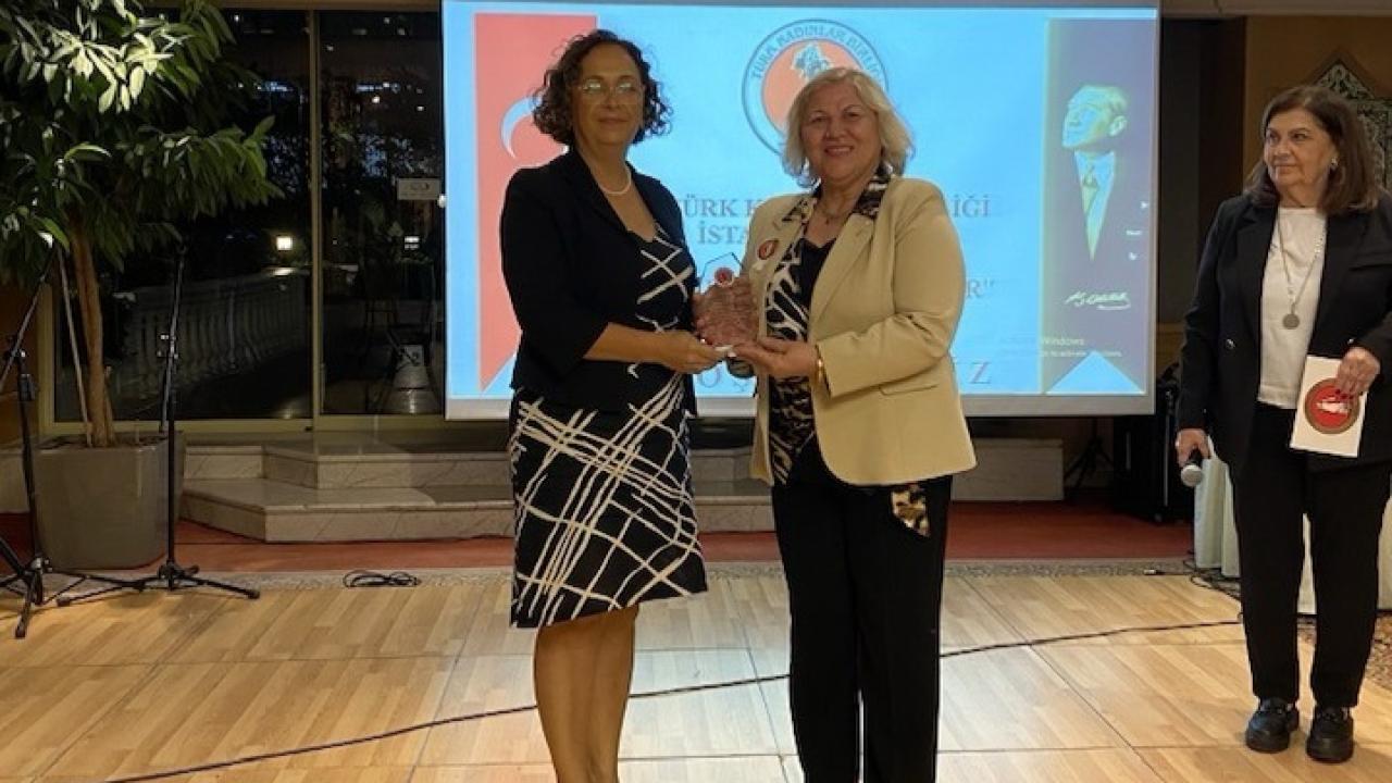 Iğdır Türk Kadınlar Birliği Şube Başkanı Sabiha Sever’e “Onur Plaketi”