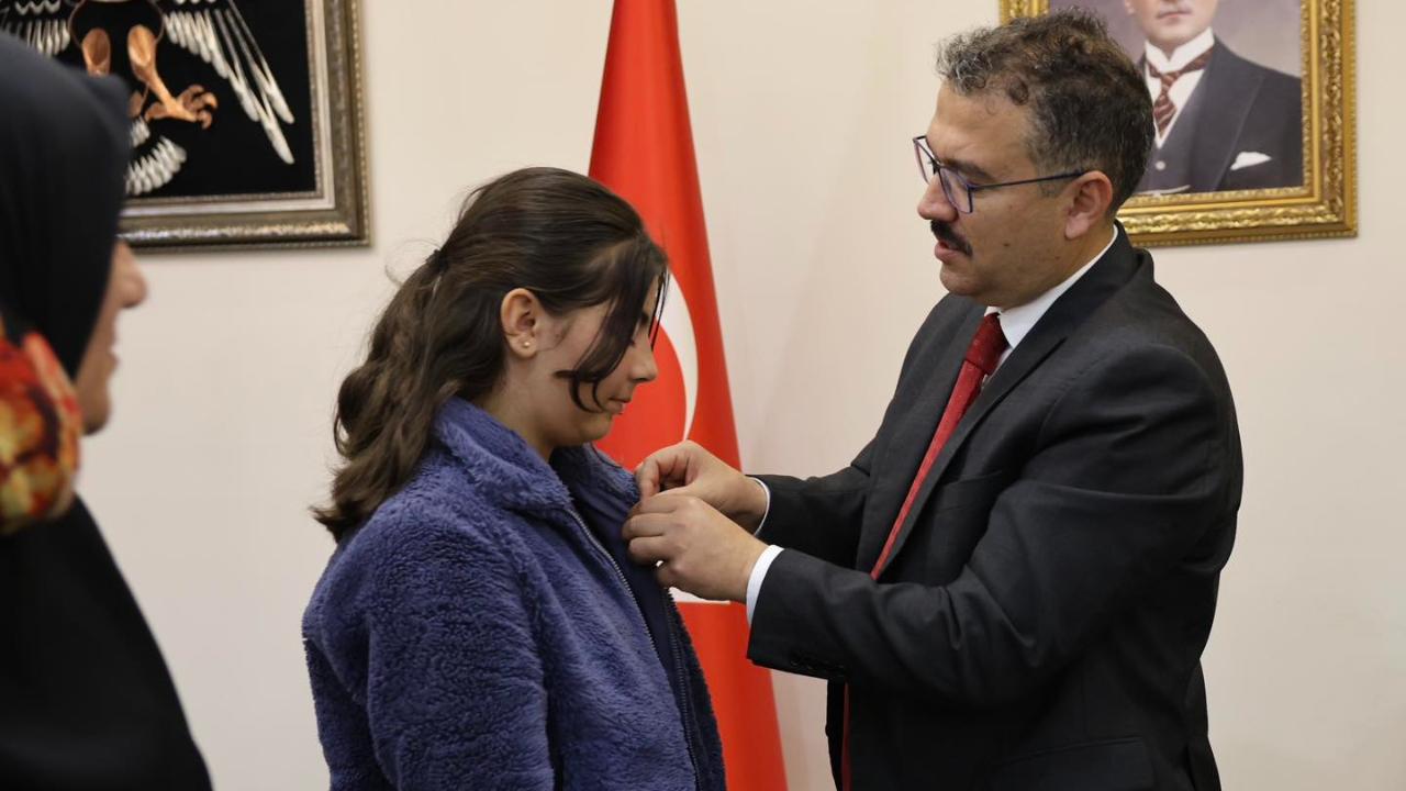 Iğdır Valisi, Türkiye Birincisi Öğrenciyi Altın İle Ödüllendirdi
