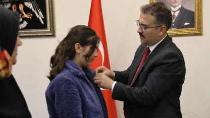 Iğdır Valisi, Türkiye Birincisi Öğrenciyi Altın İle Ödüllendirdi