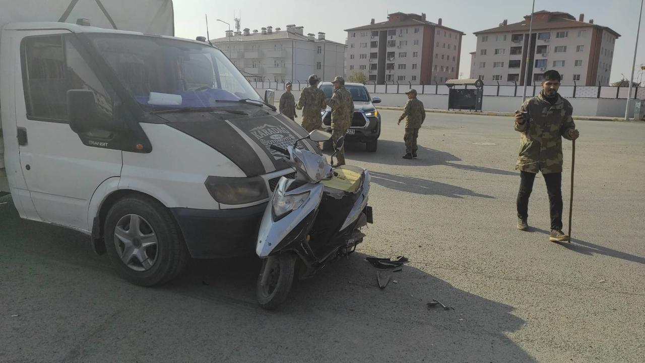 Iğdır’da Kamyonetin Çarptığı Motosikletli Kurye Yaralandı